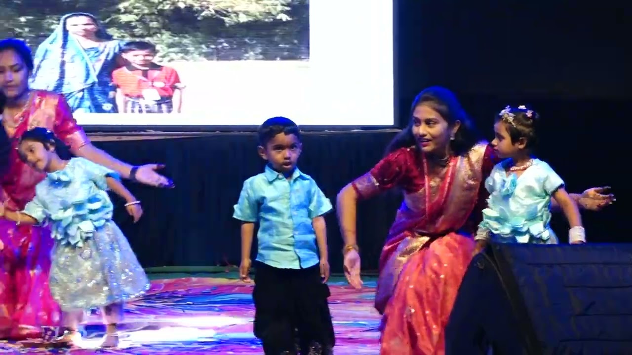smt holnanthe  nursery students  dance And teachers dance (aai song)