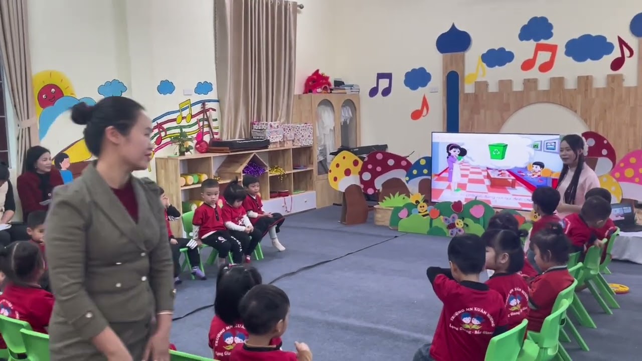Dạy trẻ bỏ rác đúng nơi quy định trẻ 3-4 tuổi