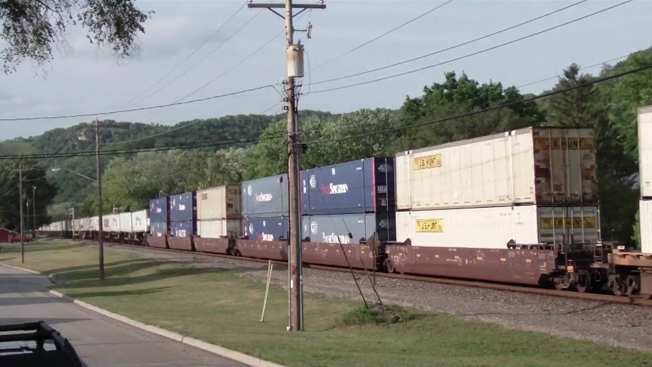 BNSF 642 East at La Crosse, WI on 8.2.2009