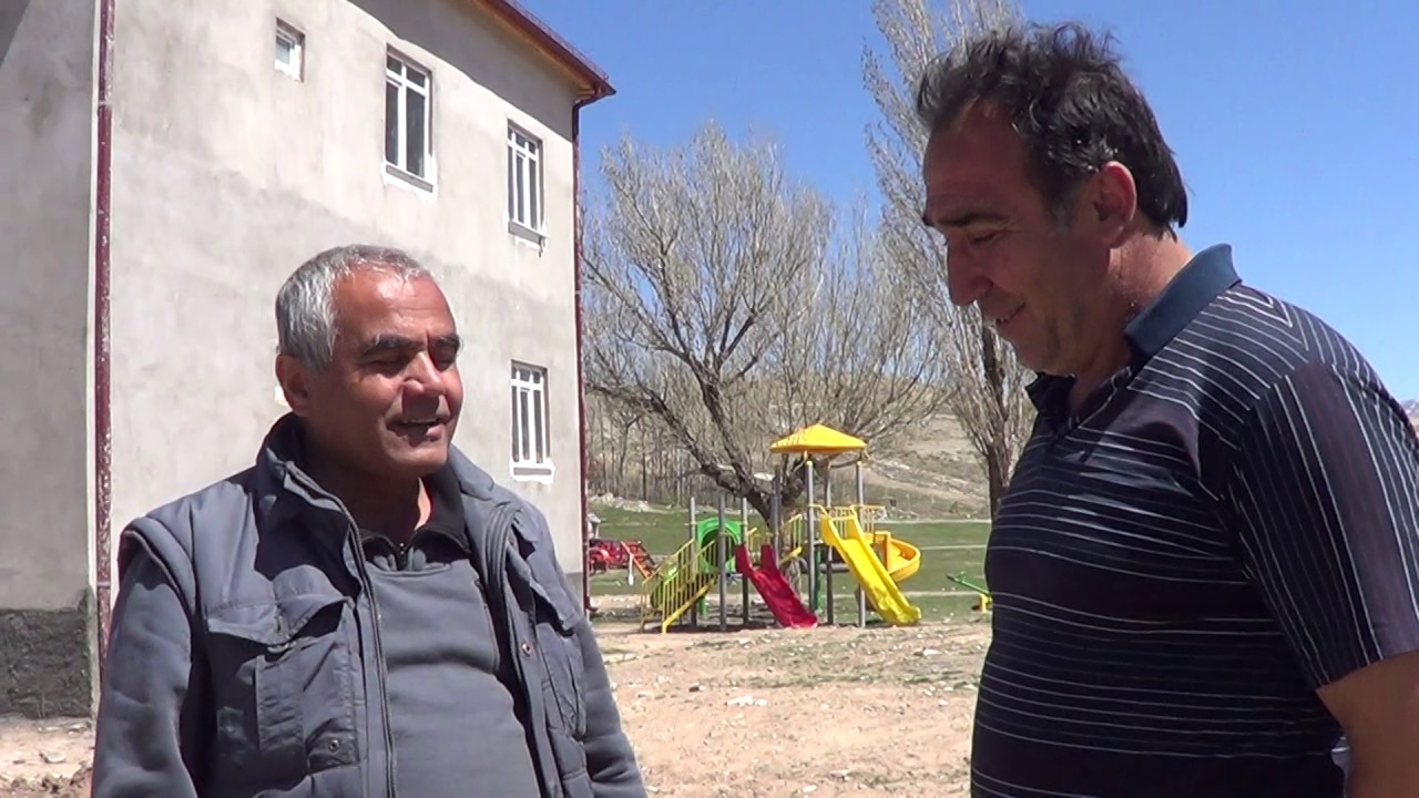 SİVAS ULAŞ BOSTANKAYA KÖYÜ MUHTARI SALİM KARAHAN ÖZVERİLİ ŞEKİLDE HALKA HİZMET YAPIYOR