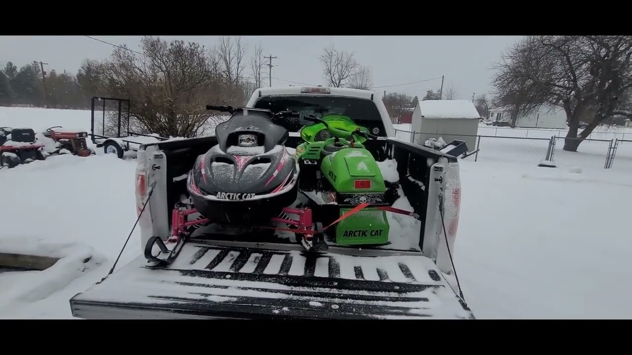 Детские снегоходы Arctic Cat не заводятся.