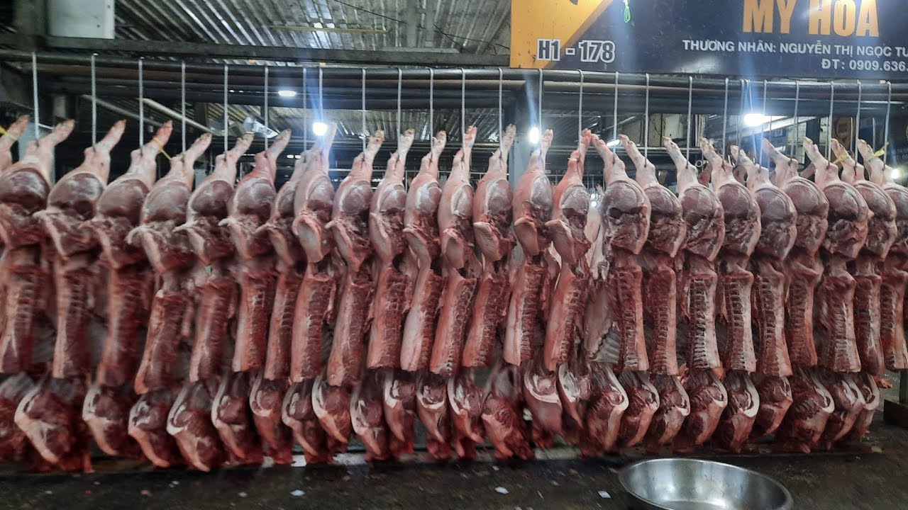 Khu thịt heo chợ đầu mối bình điền mùng 7 tết dắng không tin nổi heo tăng cao sườn 220k đùi 110k 