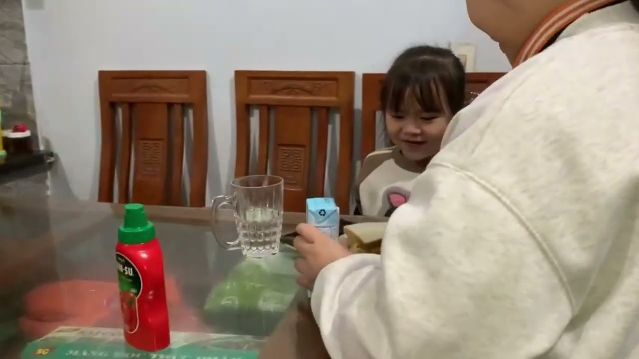 Sâu làm món bánh mì kẹp trứng 🥰🥰