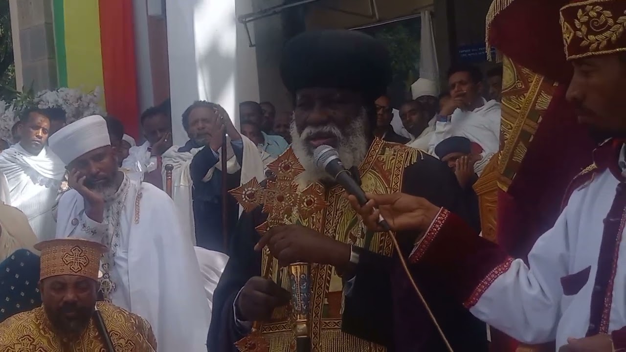 ብፁዕ አቡነ ሕዝቅኤል ወንጌሉን እንዲህ በታላቅ ግርማና ሞገስ ለሕዝበ ክርስቲያኑ እየፈተፈቱ ያጎሱታል በተመስጦ ተከታተሉት።