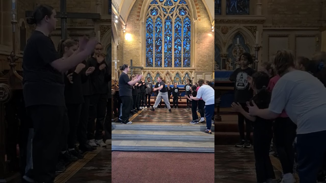 Elevate Arts perform at St Mary's Church X Market W3 Reduce & Recycle Hub Christmas event 🎄