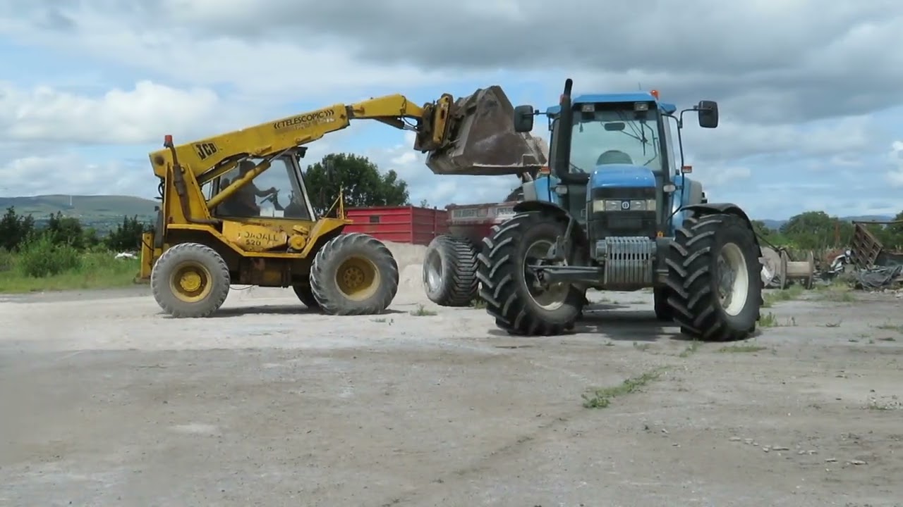 Spreading lime with a New holland 8360 and a Bredal lime spreader