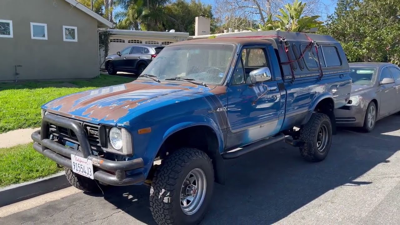 Спасение пикапа Toyota 4x4 1981 года выпуска.