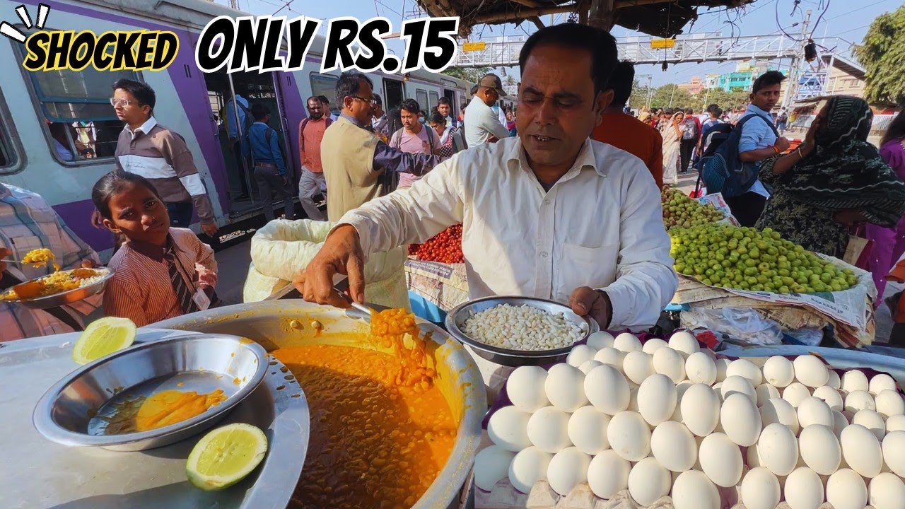 Heavy Crowd for Bengali Ghugni Muri with Egg Breakfast 🤯| Just ₹ 15 in Kolkata | Kolkata Street Food