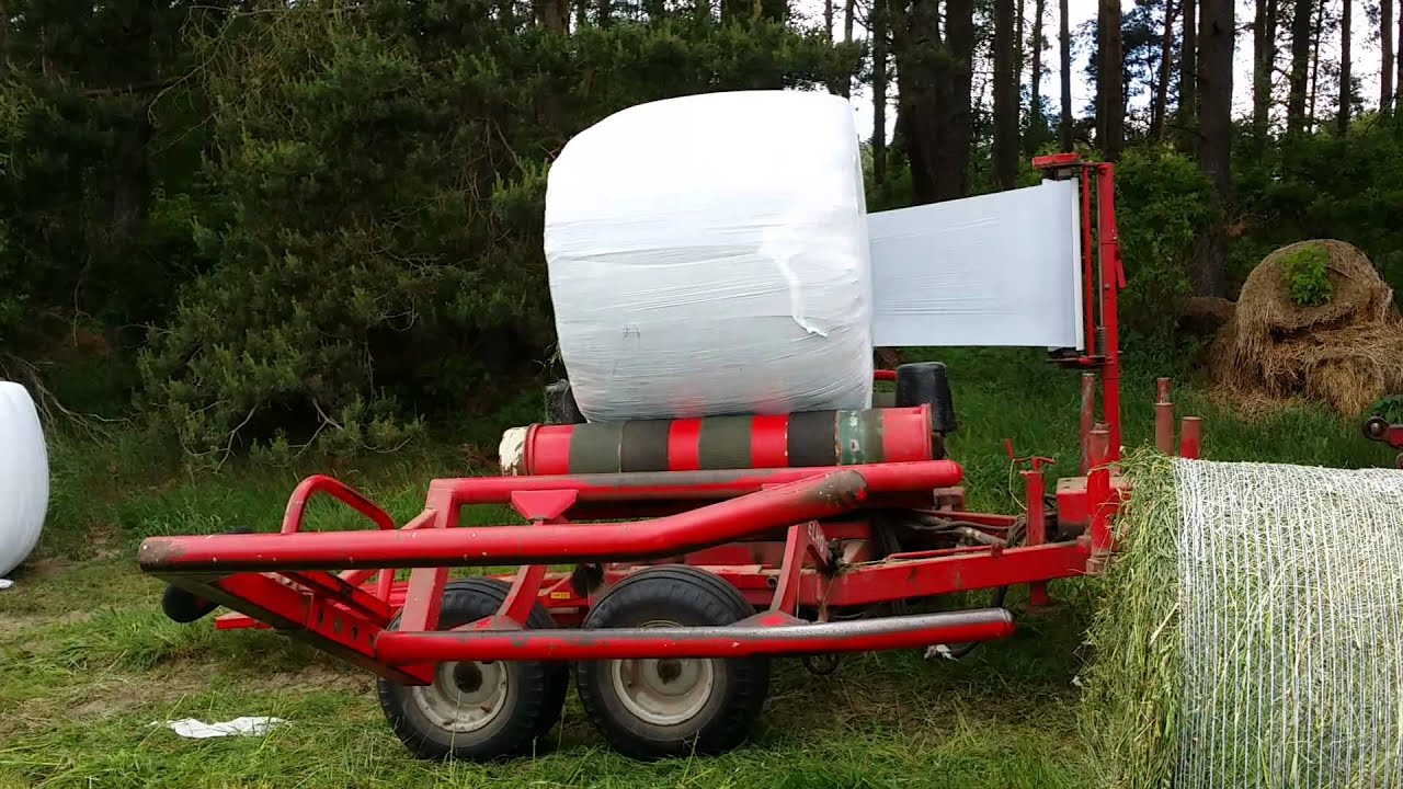 Wrapping bales with ELHO wrapper and Volvo BM 650 tractor