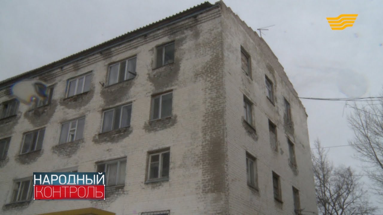 В Астане на глазах рушится аварийный жилой дом
