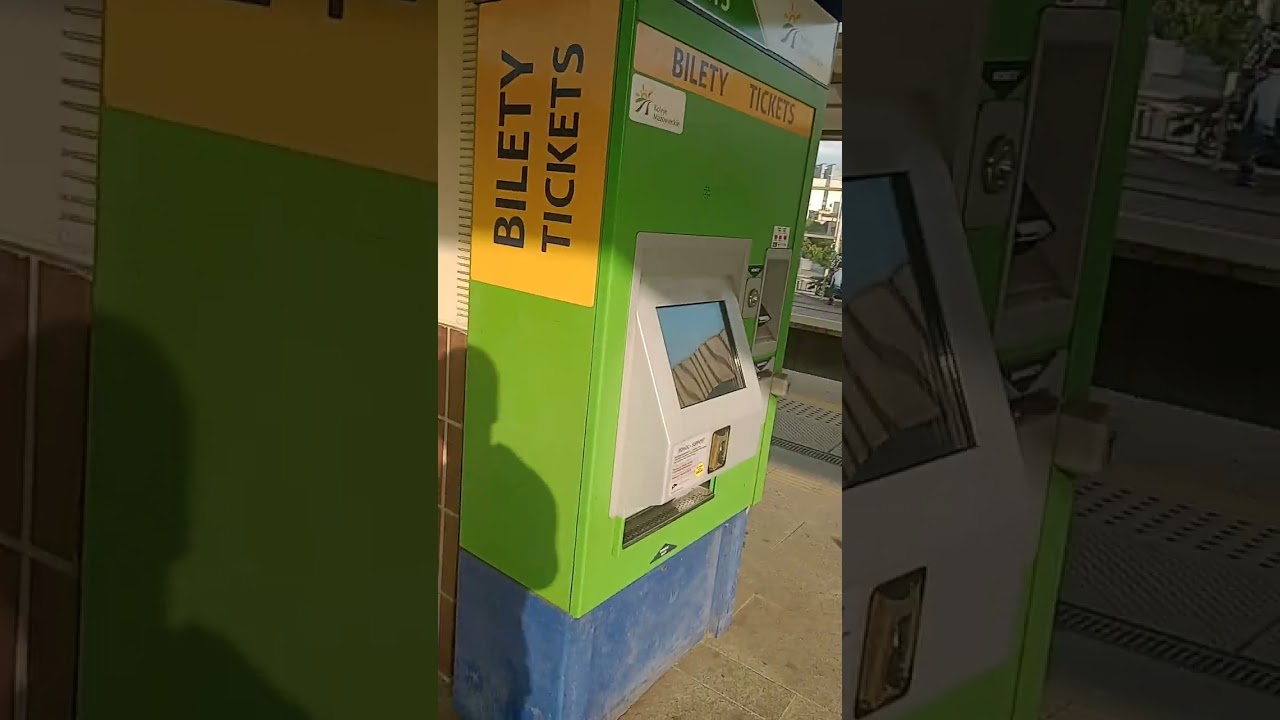 SimRail postarałeś się.W realu jest taka stacja?😮. Nie spodziewałem się że w realu też będzie waw us