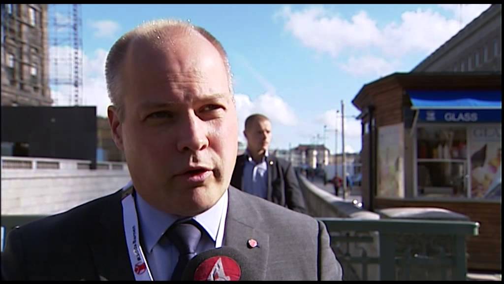 Färjor tar flyktingar till Sverige - Nyheterna (TV4)