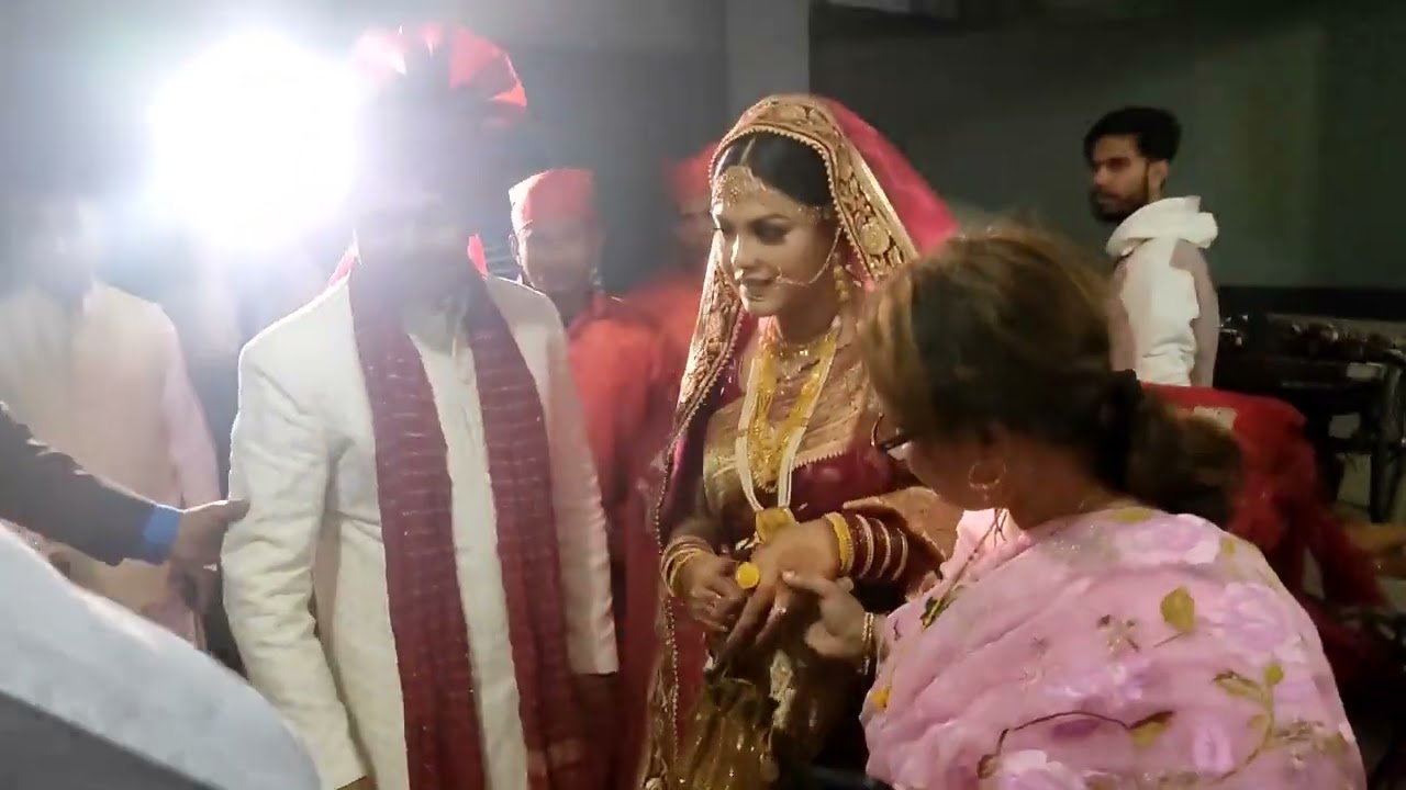 বিয়ে বাড়ির নতুন বউকে কিভাবে বরণ করে নেয় দেখুন ঢাকায়