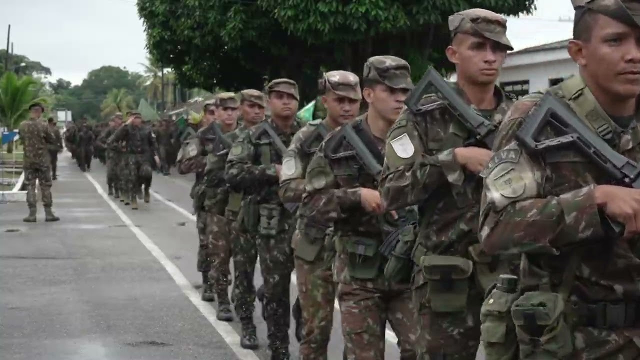 Tropa desfila no encerramento da Formatura de Incorporação no C.Fron.Juruá/61º BIS