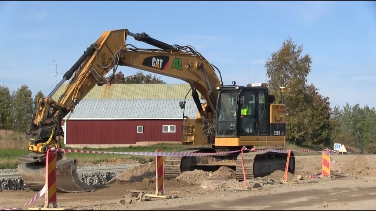 Cat 328D LCR grading with Trimble machine control system