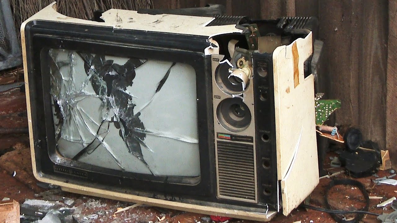 Smashing a Vintage General Electric TC 34P1-R CRT Television