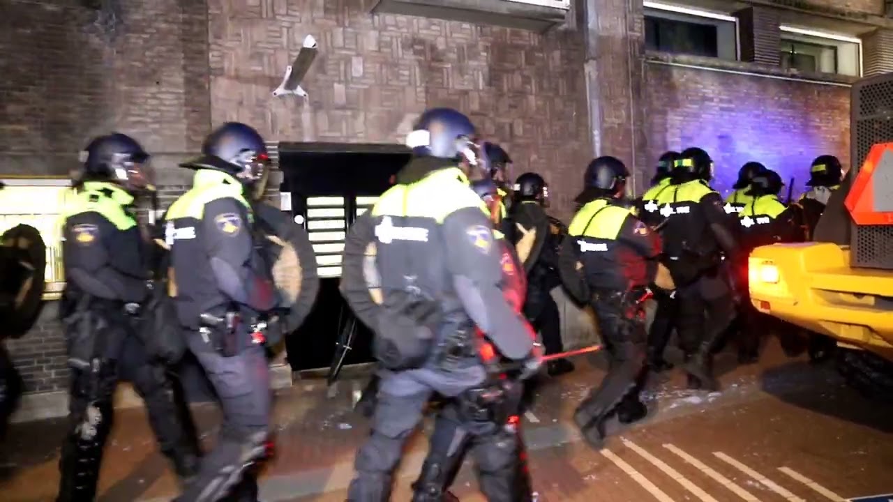 Politie bekogeld met stenen en zwaar vuurwerk bij demonstratie UvA - Amsterdam 07 05 2024
