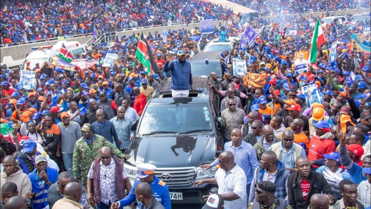 KING!! SEE HOW RAILA ODINGA ARRIVED AT KASARANI STADIUM FOR AZIMIO'S GRAND FINALE RALLY!!