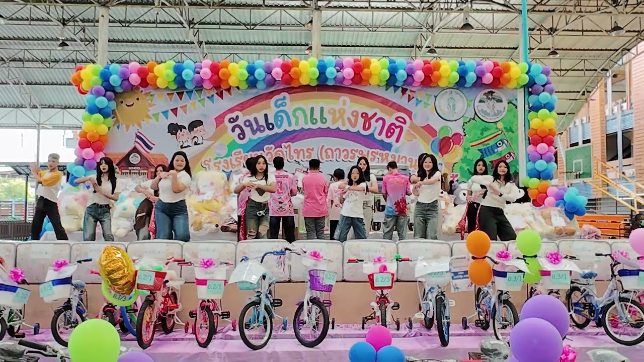 การแสดงของนักเรียนชั้น ม.2 