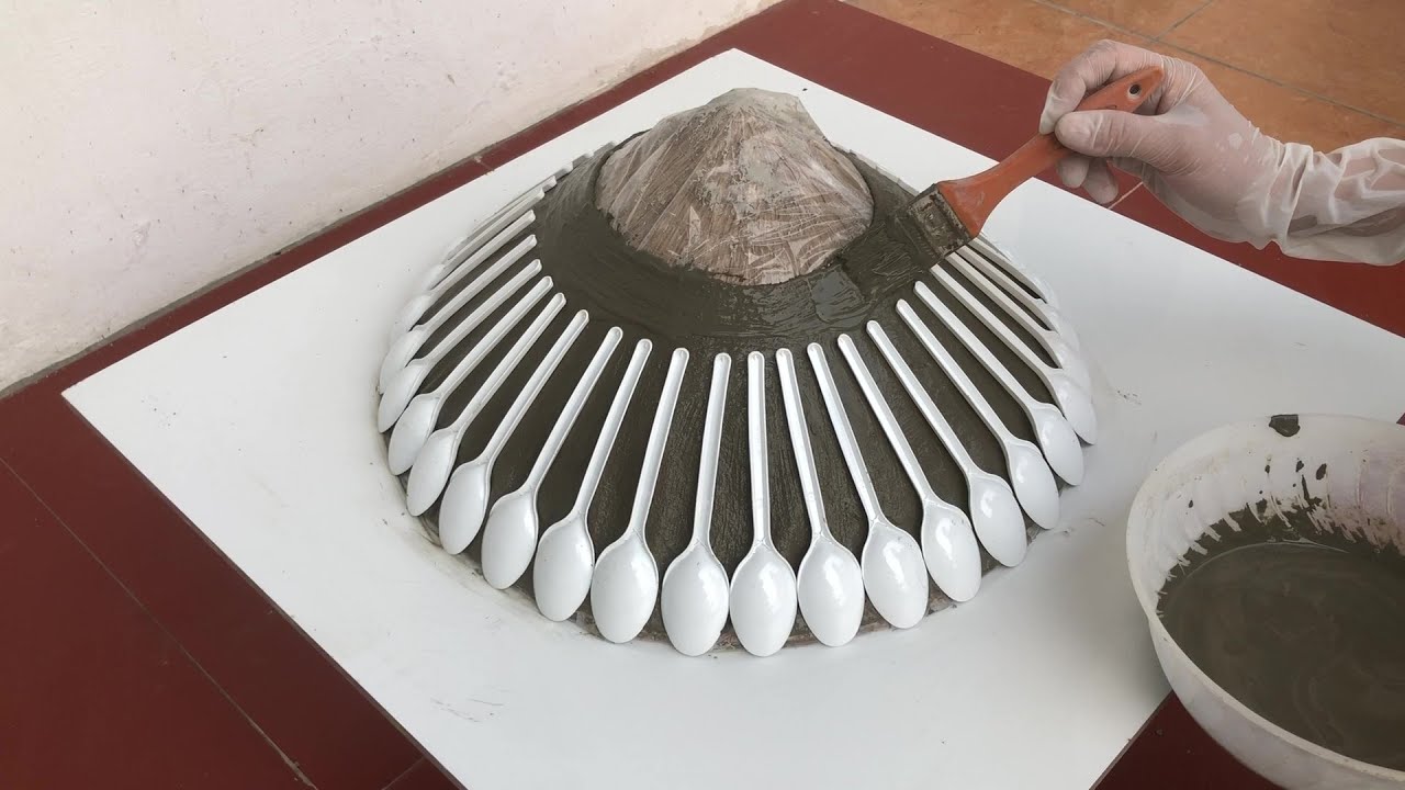 Build Unique Flower Pots From Plastic Spoons