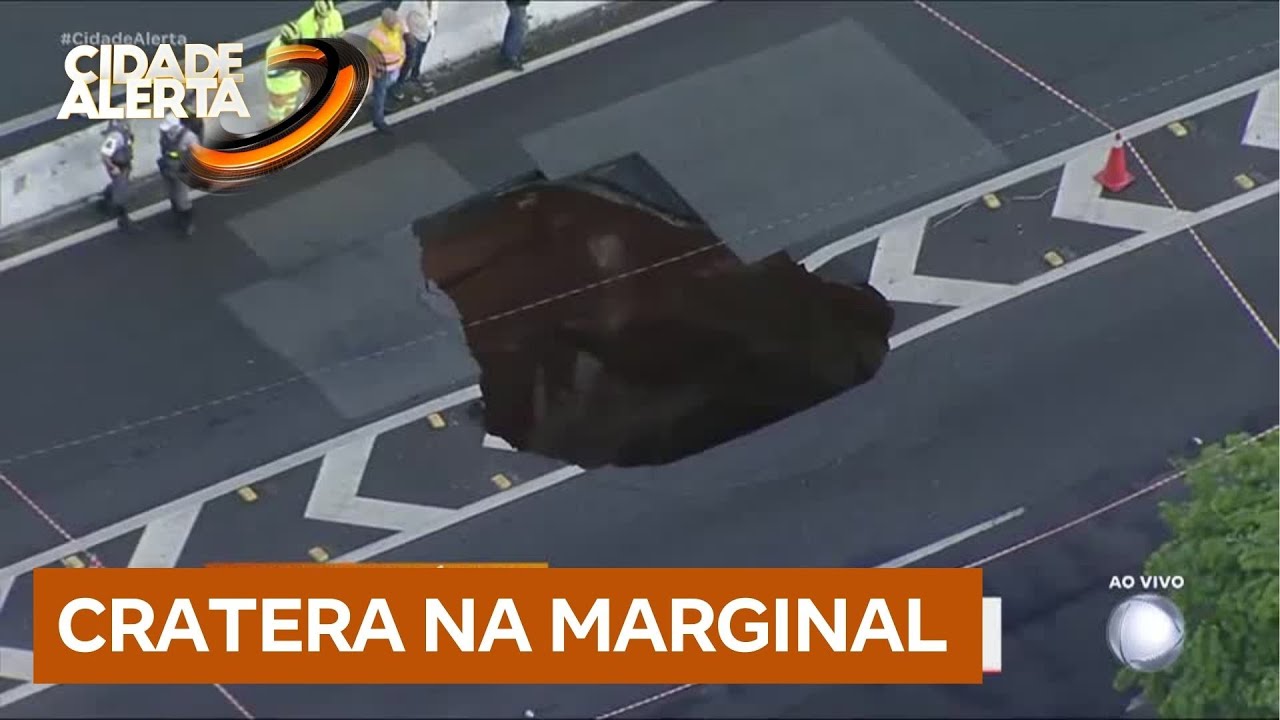 Cratera se abre na Marginal Tietê e pista é interditada após fortes chuvas em São Paulo