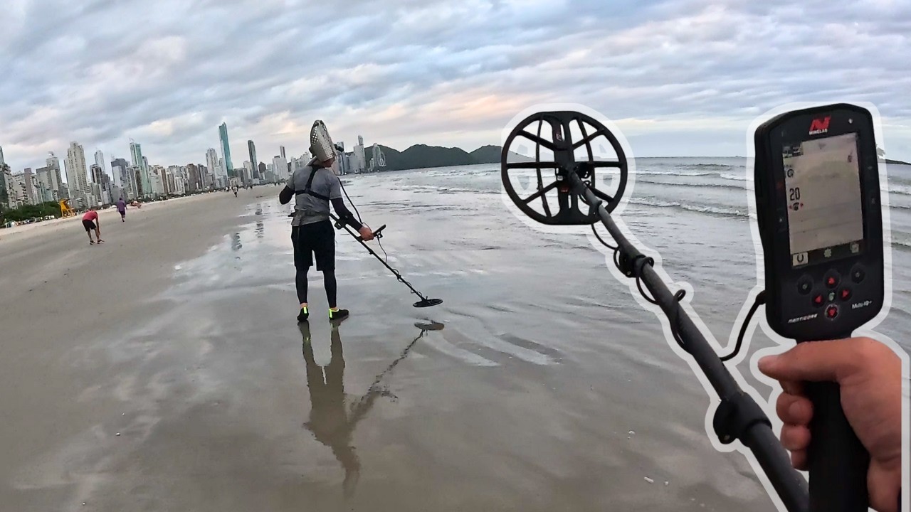 Dia de Ca&ccedil;a ao Tesouro na PRAIA com DETECTOR DE METAIS!!