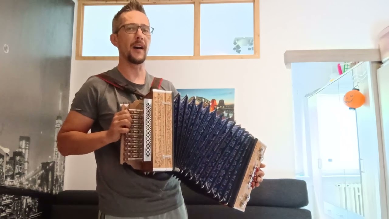 Sedí Sokol na Javori.....Heligonka DG  432HZ Dominik Jaraba