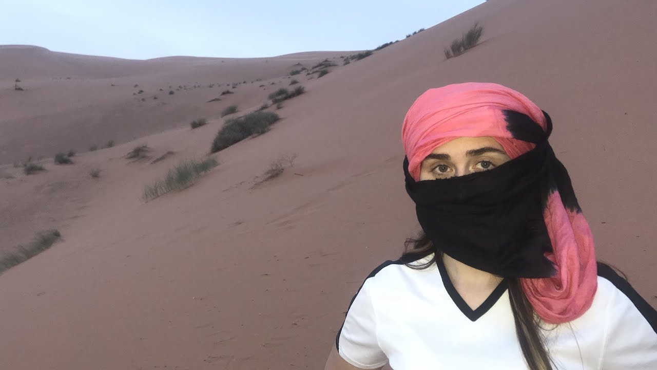 أمريكية تشرح طريقة لباس غطاء الرأس في الصحراء على طريقة الطوارق