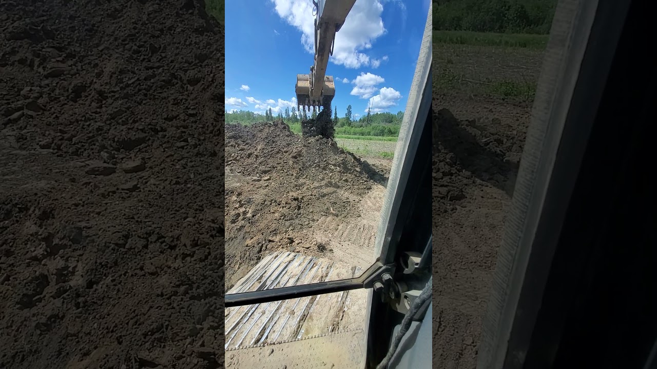deere 470 G Excavator digging slope ditch/bellhole
