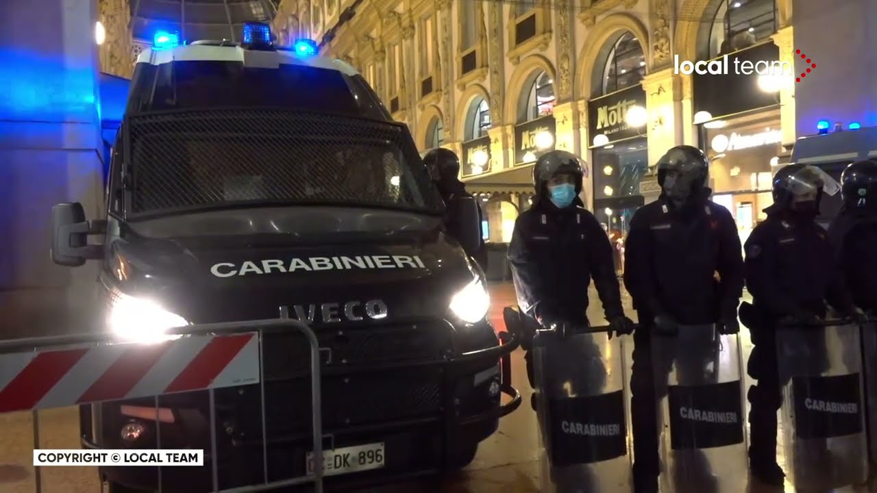 Milano, No Green Pass circondati dalla polizia in Piazza Duomo: diversi fermi