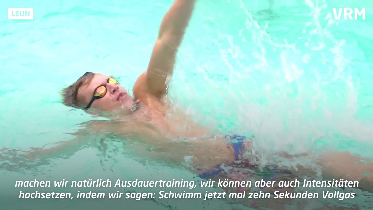 Im kleinen Pool trainieren Schwimmer mit Gummiband
