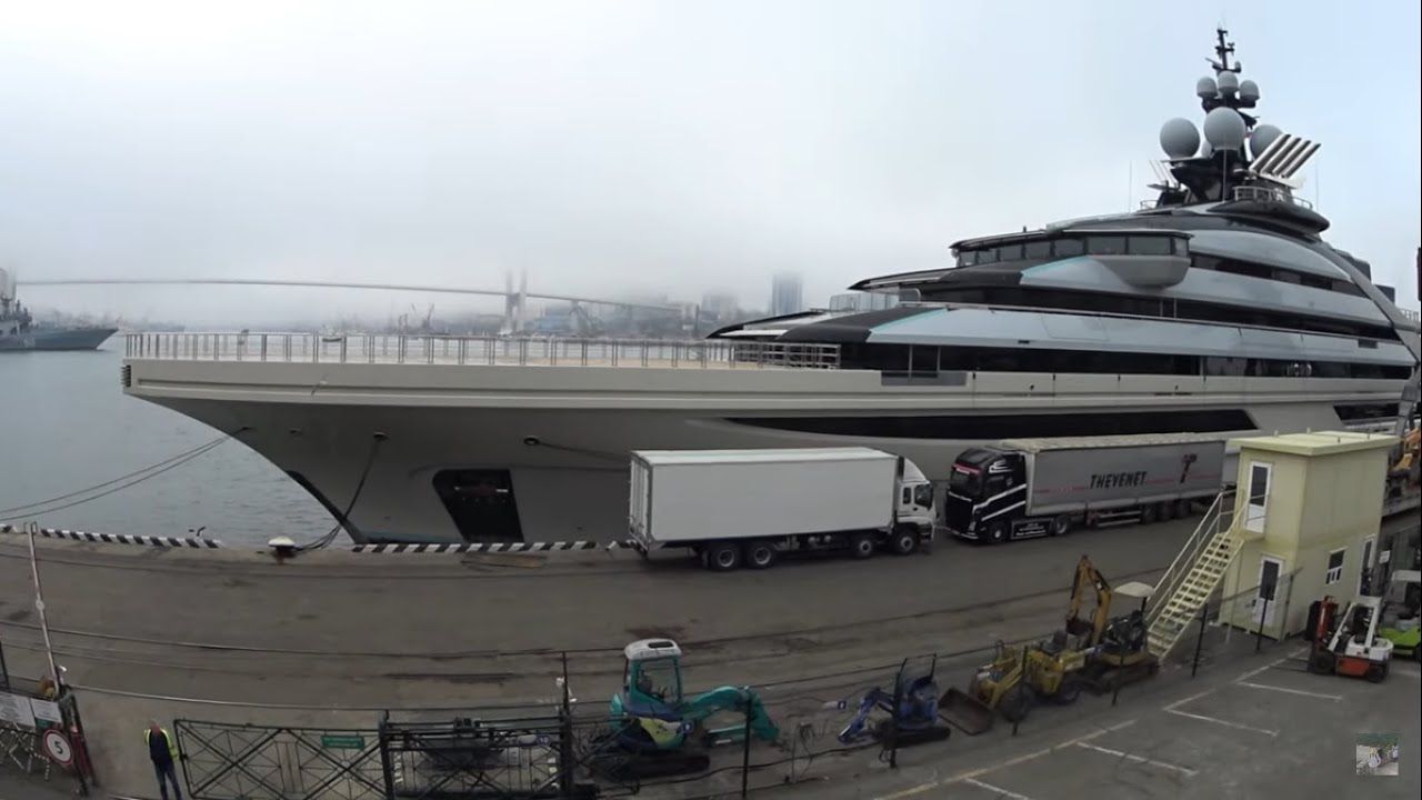 ВЛАДИВОСТОК Яхта олигарха )) Красивый центр города! Ярмарка на площади! Ленин о Марксе. Апрель 2022.