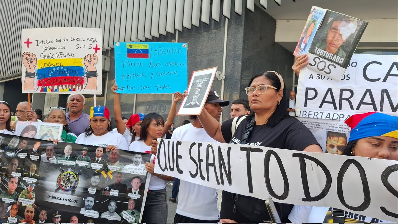 Vícitmas y familiares de presos son recibidos por el chavismo