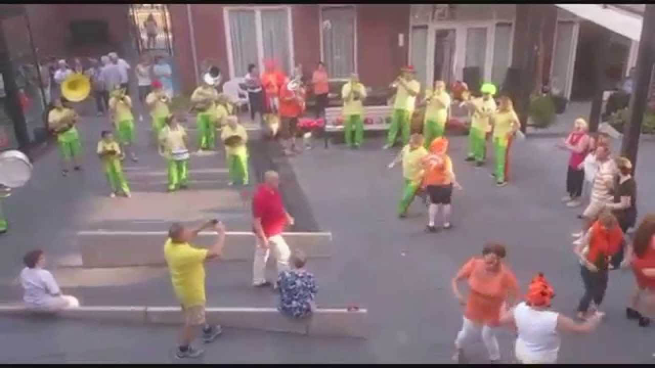 Blaaskapel de Dwarsliggers bij verjaardagsfeestje
