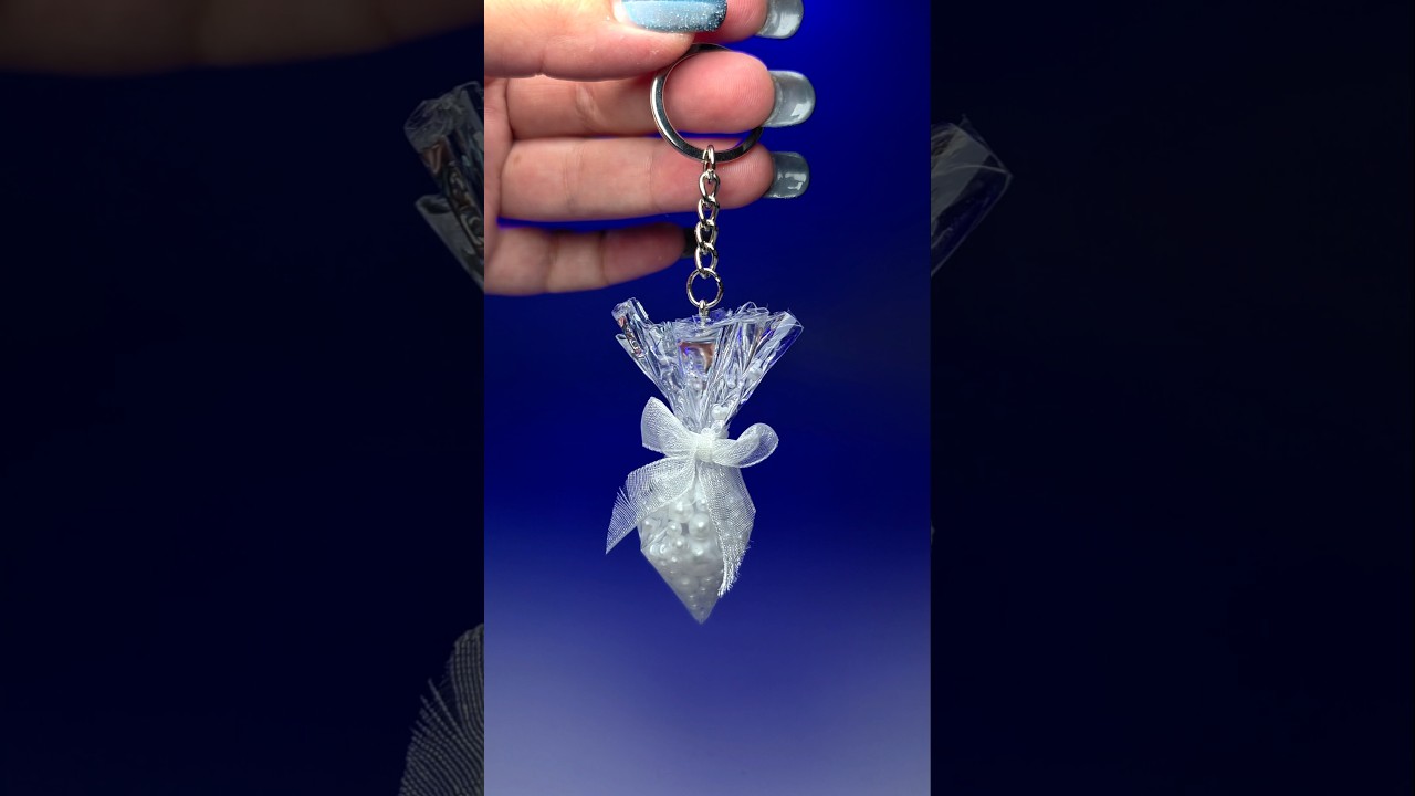 Pearl Resin Keychain – Wrapped Elegance