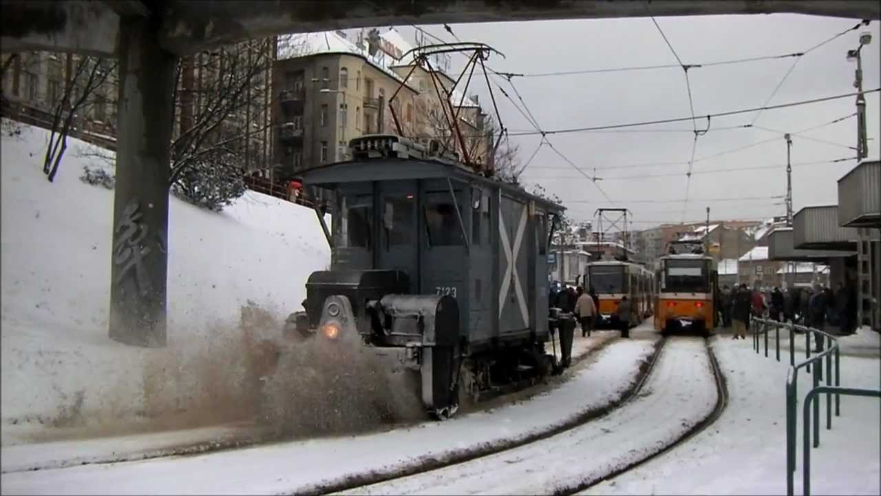 Hómuki - Snow-sweeper tram in Budapest -  Schnee Kehrmaschine - Straßenbahn - Schneekaos