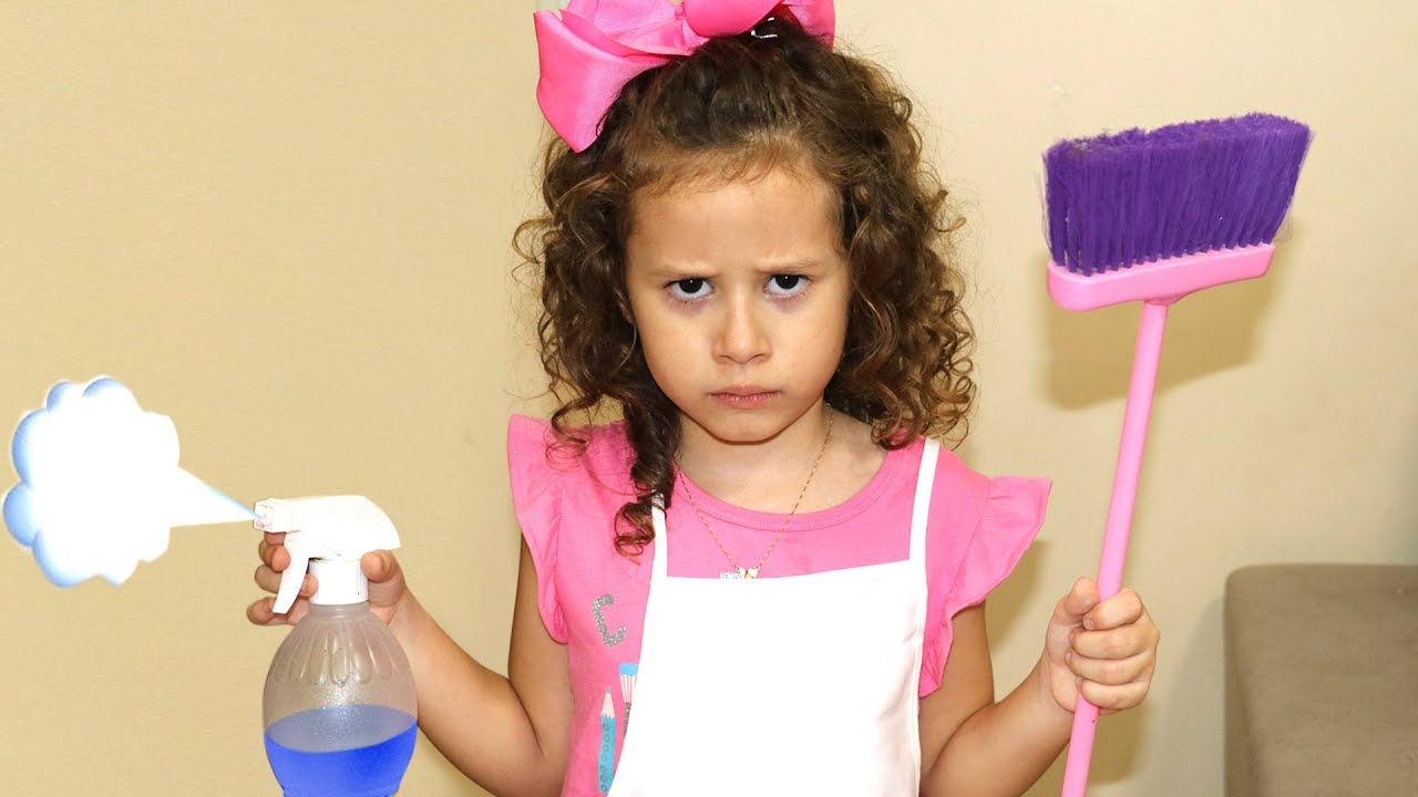 VALENTINA  PRETEND PLAY WITH CLEANING