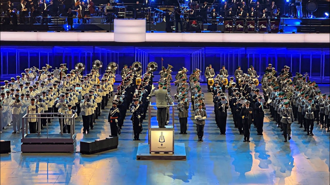 Am alten Schlossturm - Vereinte Musikkorps/Wachbataillon BMVg Musikfest der Bundeswehr 2023