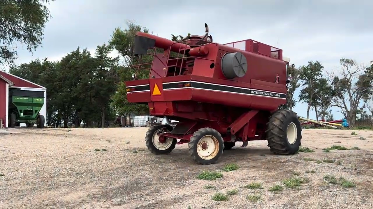 International 1420 Combine