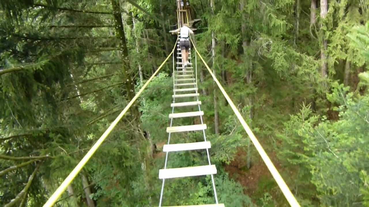 ACCROBRANCHE TALLOIRES BASE NATURE AVENTURE PARCOURS DANS ARBRES TYROLIENNE