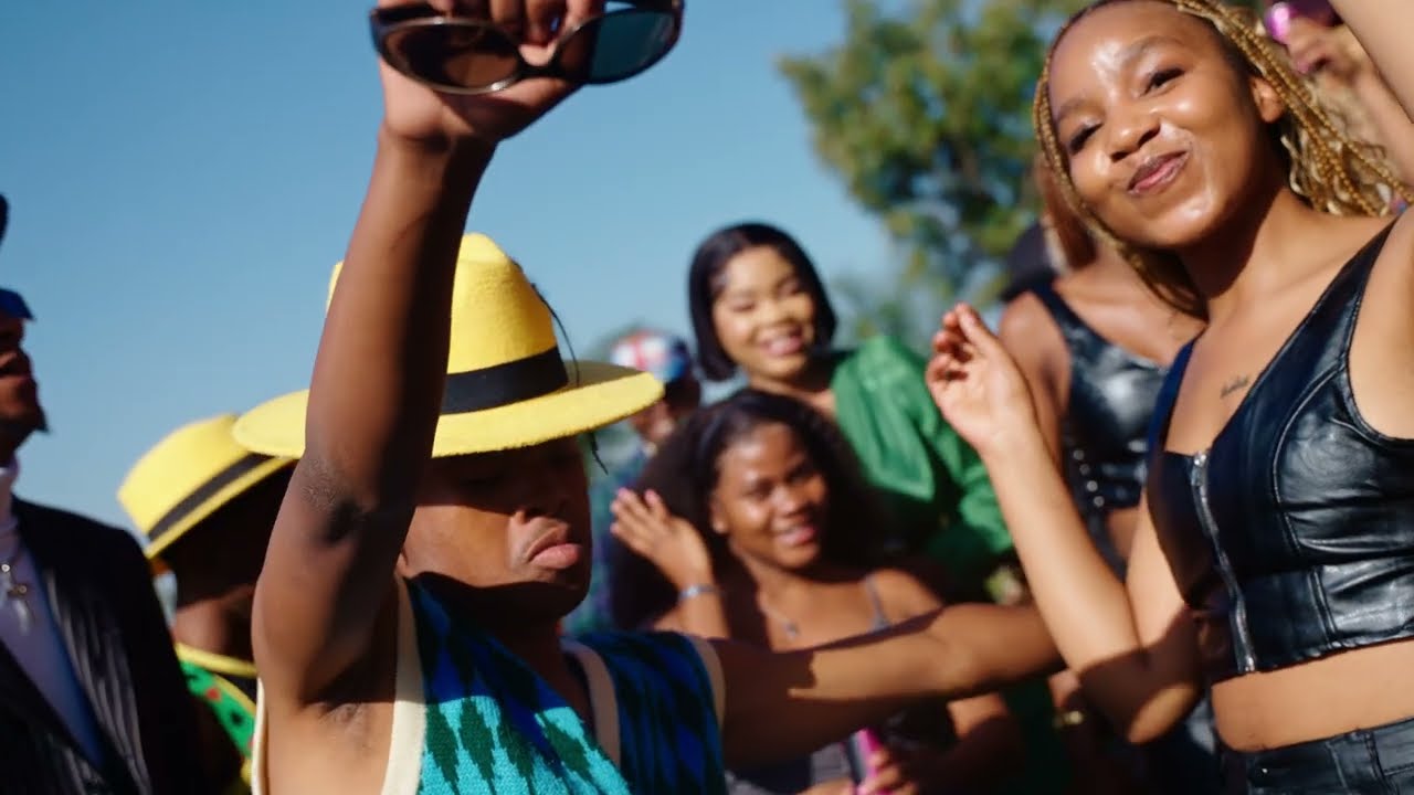 Bergie Fresh Ft. Qwellers, Sastii & Dahoodhope - UYAZI