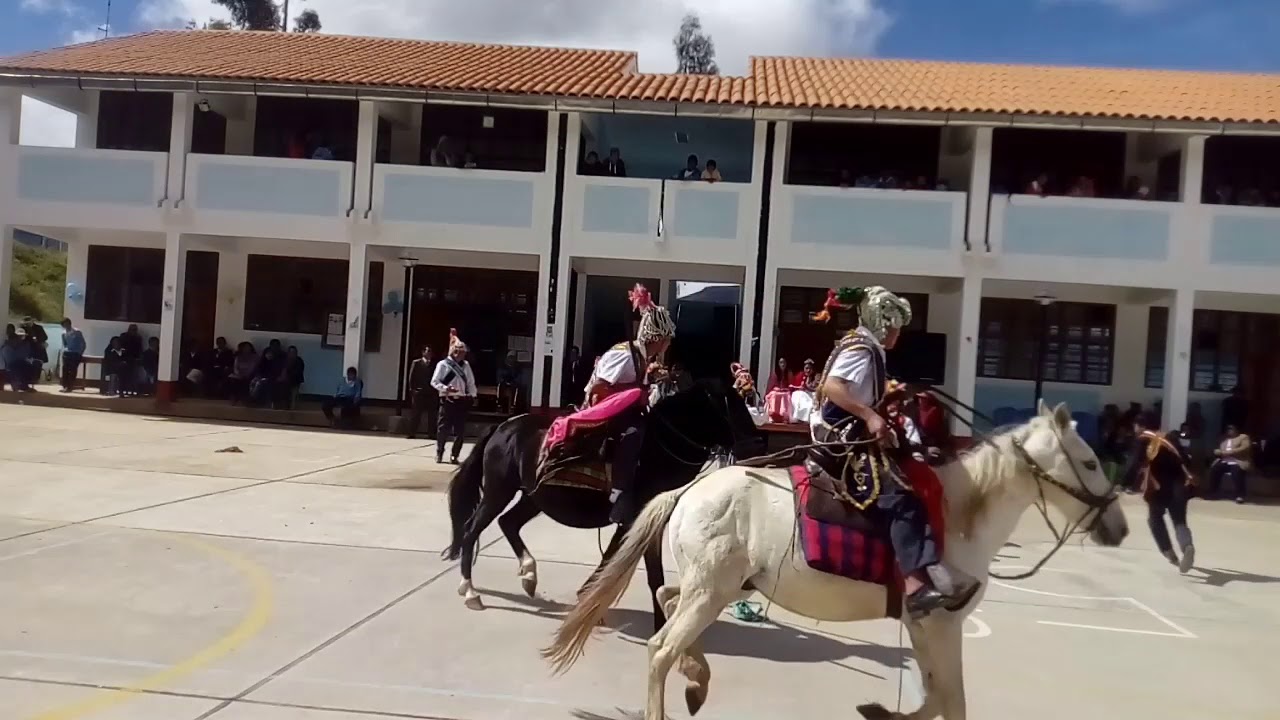 LAS PALLAS Y ESCENOGRAFÍA DEL INCA ATAHUALPA Y PIZARRO CON LOS ALUMNOS DE LA IE MANUEL SCORZA TORRES