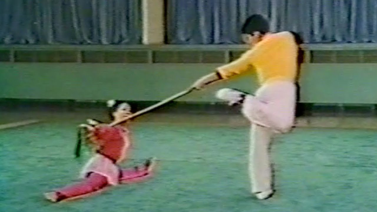 【武術】1976  張小燕、胡堅強  (双匕首対槍) / 【Wushu】1976  Zhang Xiaoyan, Hu Jianqiang (Shuang Bishou Dus Qiang)
