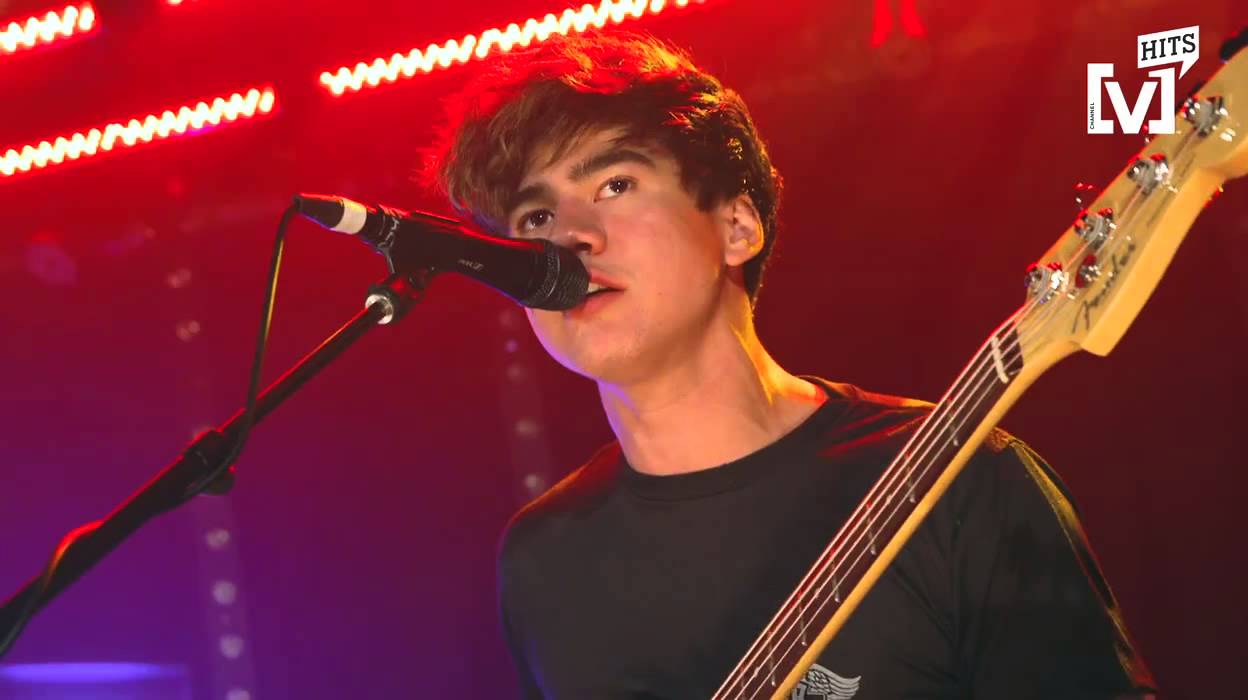 5 Seconds of Summer Live: Stripped & Intimate - She Looks So Perfect