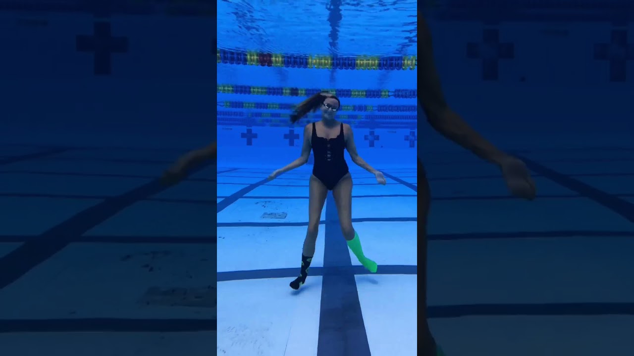 Green green grass dance - UNDERWATER 💧💚😀 #pool #dance #underwater #socks