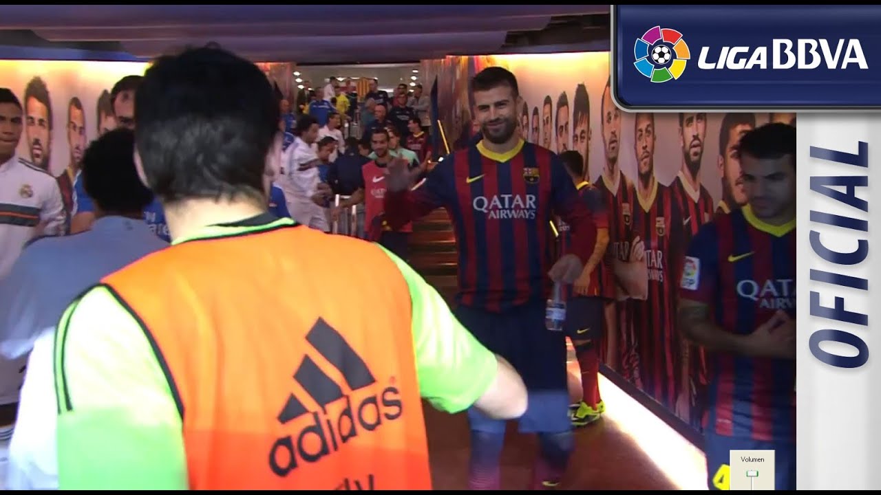 Jugadores del FC Barcelona y Real Madrid en el t&uacute;nel de vestuarios