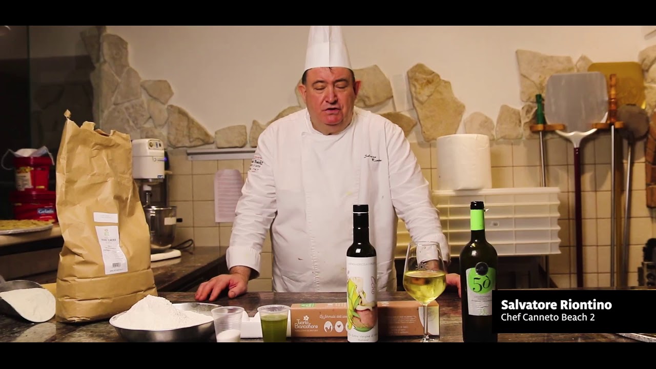 lo chef Salvatore Riontino prepara 
