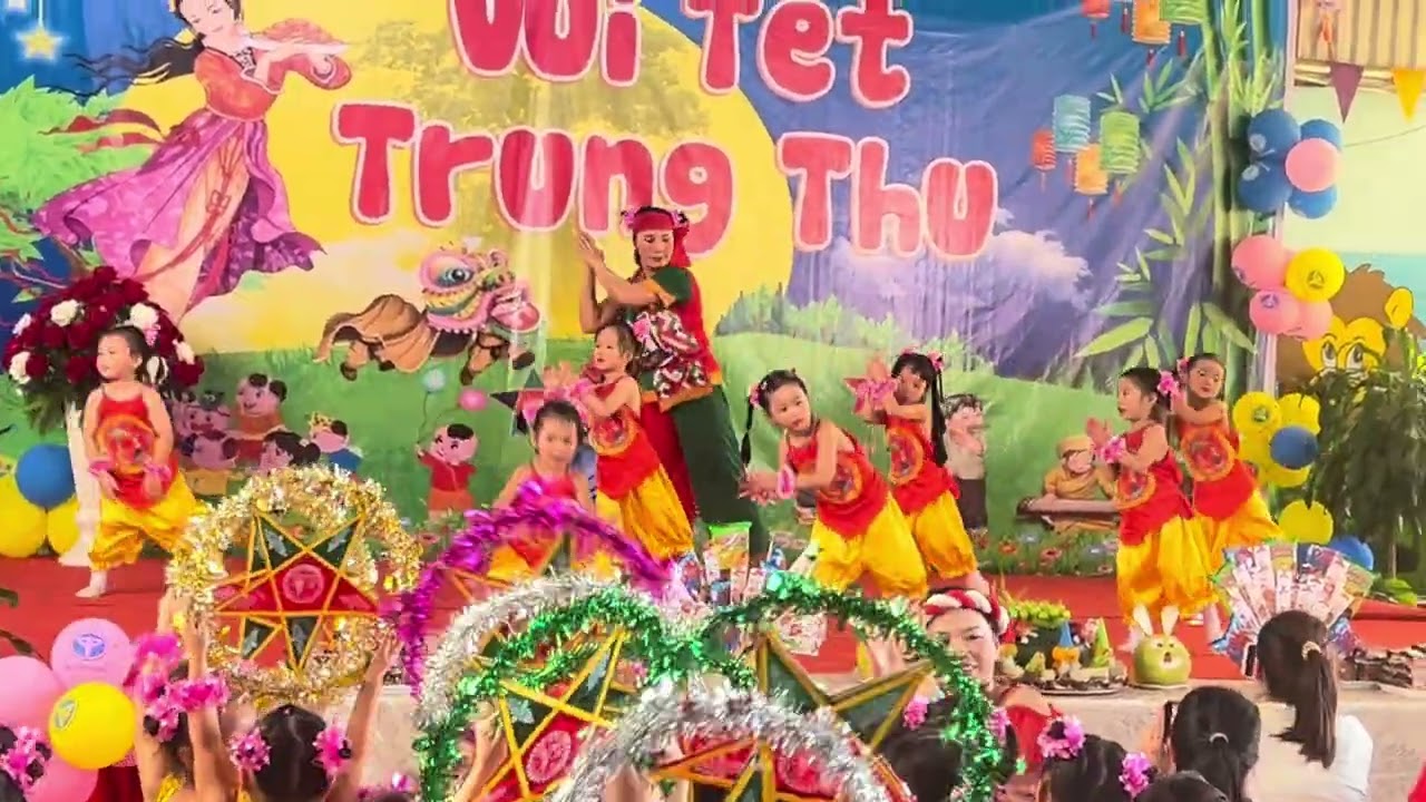 Chị gấc múa trung thu