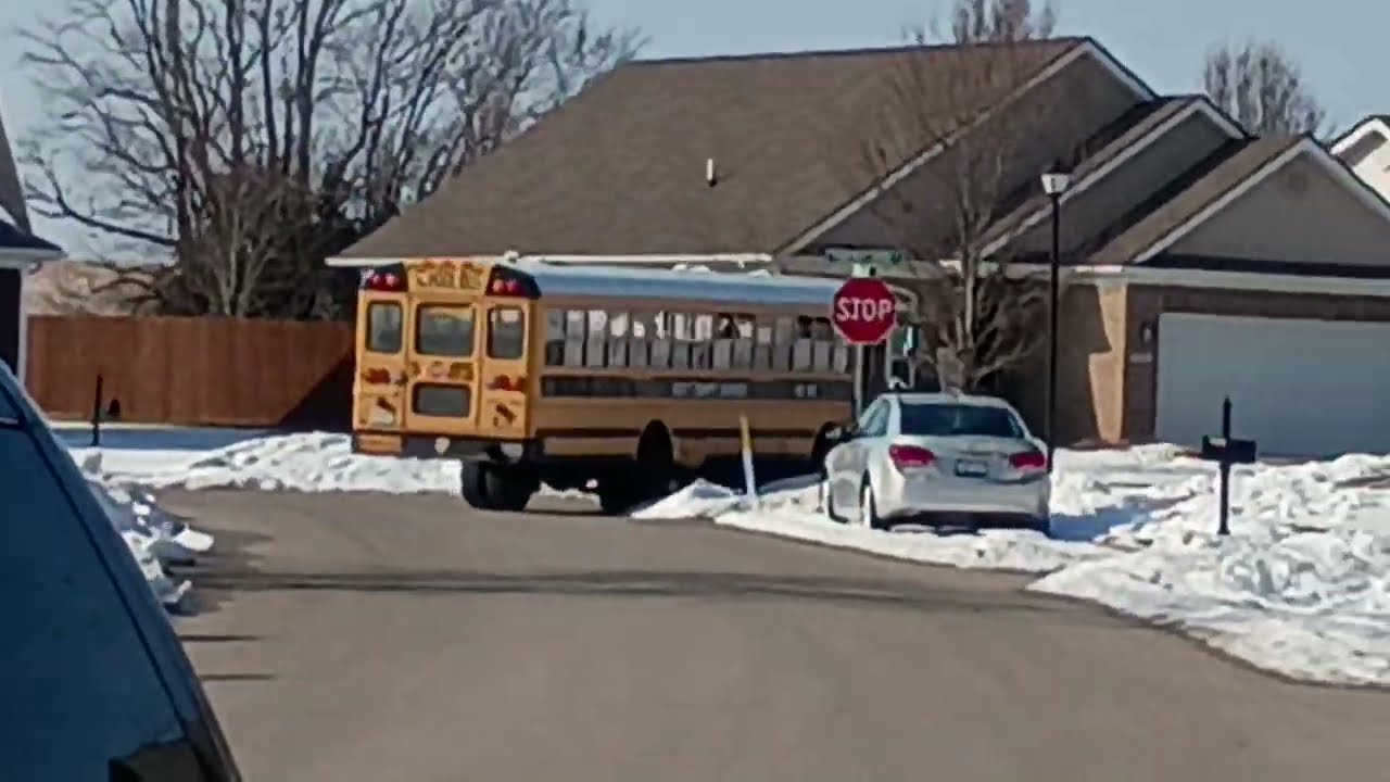 Bus 105 driving away (2010 IC FE)