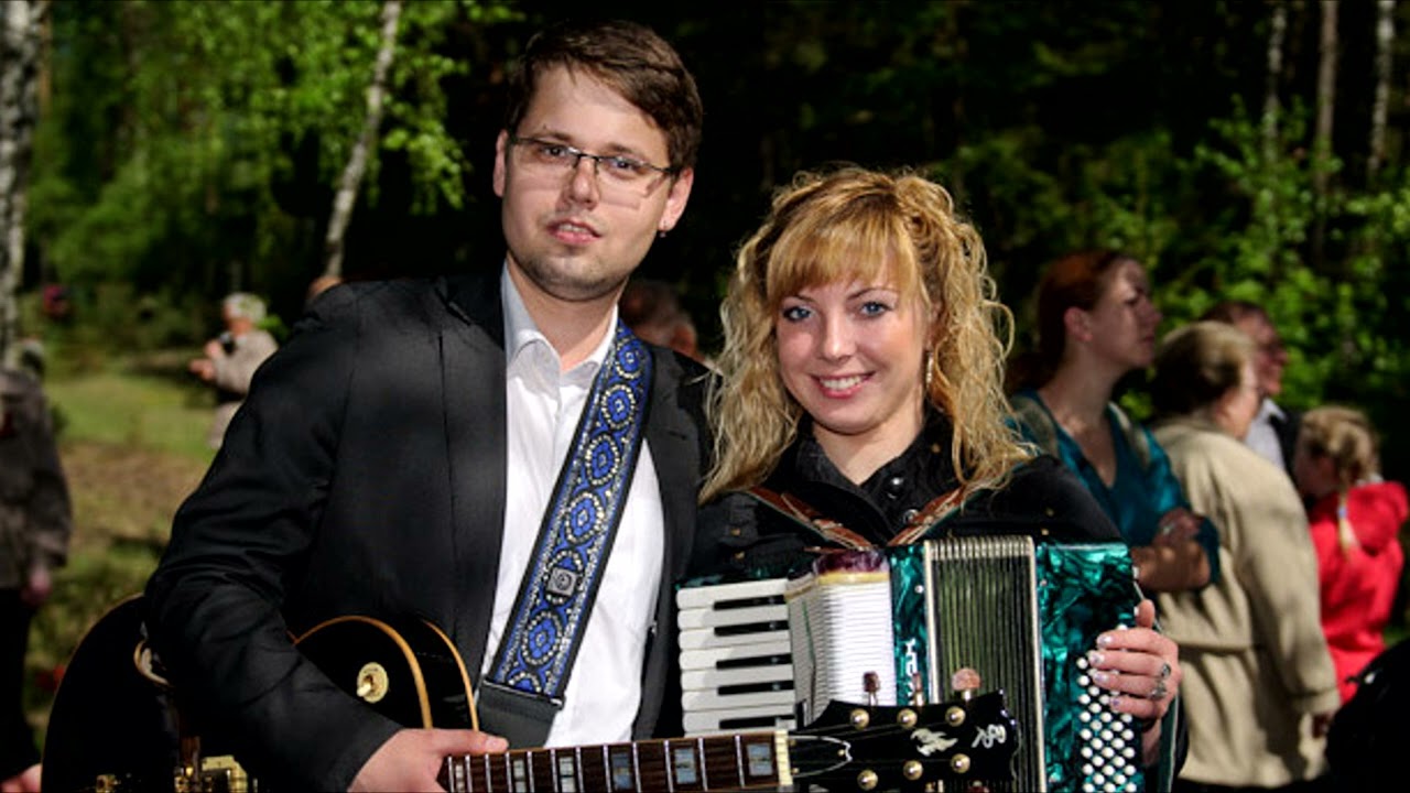 Ūžia vėjas virš klevo šakų